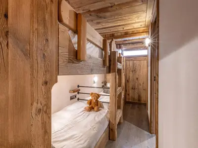 Un ou plusieurs lits dans un hébergement de l'établissement Appartement de standing avec cheminée et WiFi à Val-d'Isère - FR-1-694-435
