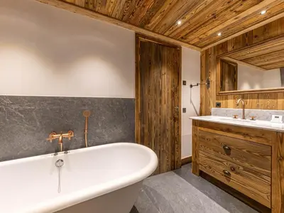 Salle de bains dans l'établissement Appartement de standing avec cheminée et WiFi à Val-d'Isère - FR-1-694-435