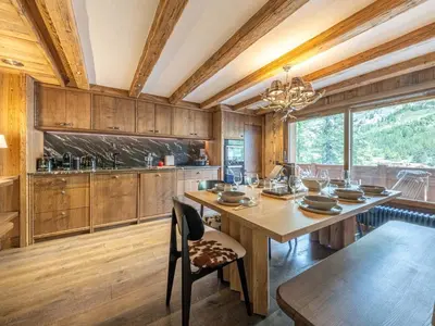 Cuisine ou kitchenette dans l'établissement Appartement de standing avec cheminée et WiFi à Val-d'Isère - FR-1-694-435