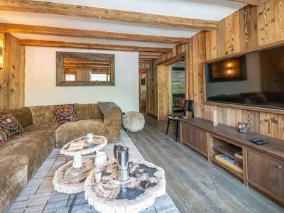 Télévision ou salle de divertissement dans l'établissement Appartement de standing avec cheminée et WiFi à Val-d'Isère - FR-1-694-435