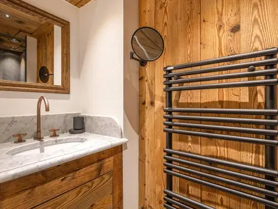 Salle de bains dans l'établissement Appartement de standing avec cheminée et WiFi à Val-d'Isère - FR-1-694-435