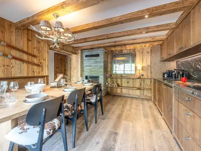 Cuisine ou kitchenette dans l'établissement Appartement de standing avec cheminée et WiFi à Val-d'Isère - FR-1-694-435