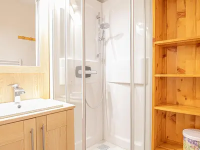 Salle de bains dans l'établissement Charmant 2 pièces avec wifi, proche ski - FR-1-840-58
