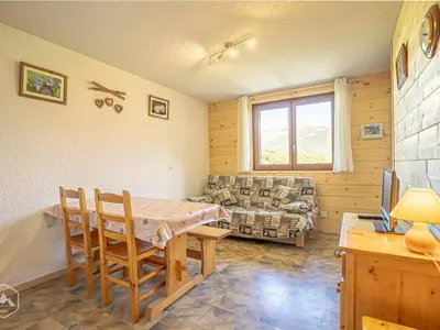 Coin salon dans l'établissement Charmant 2 pièces avec wifi, proche ski - FR-1-840-58