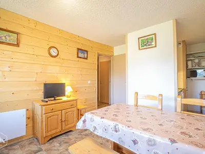 Un ou plusieurs lits dans un hébergement de l'établissement Charmant 2 pièces avec wifi, proche ski - FR-1-840-58