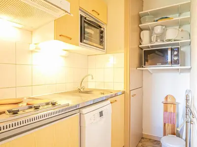 Cuisine ou kitchenette dans l'établissement Charmant 2 pièces avec wifi, proche ski - FR-1-840-58