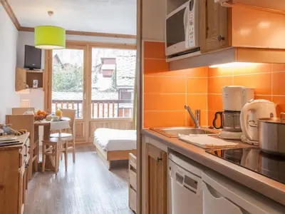 Cuisine ou kitchenette dans l'établissement Charmant studio centre Val d'Isère - Balcon vue montagne -