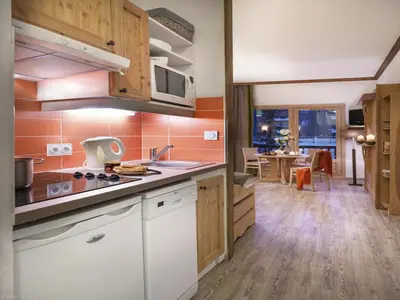 Cuisine ou kitchenette dans l'établissement Charmant studio centre Val d'Isère - Balcon vue montagne -