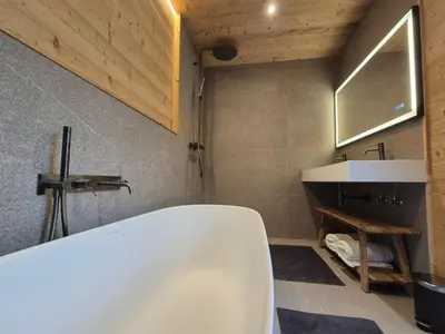 Salle de bains dans l'établissement Somptueux Chalet 12 personnes - Villaroger
