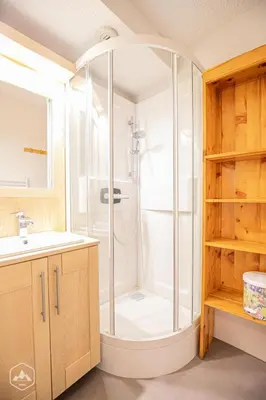 Salle de bains dans l'établissement Résidence Corniche - En étage supérieur avec une belle vue dégagée sur les montagnes. MAE-4953