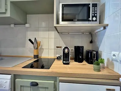 Cuisine ou kitchenette dans l'établissement Écureuil, studio cocooning 5 minutes des télécabines