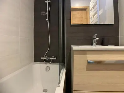 Salle de bains dans l'établissement MyHome - Spacieux T4 rénové au cœur du Val Claret - 8pax