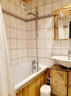 Salle de bains dans l'établissement Résidence Le Bellecote - 2pieces cabine . La Daille . Ski aux pieds MAE-7353