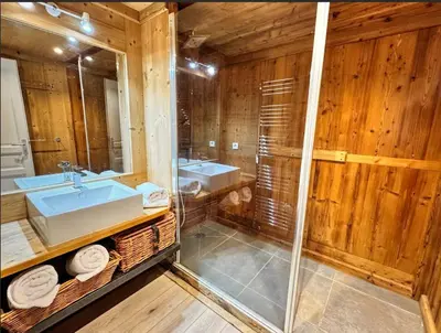 Salle de bains dans l'établissement L'ours Et L'ange