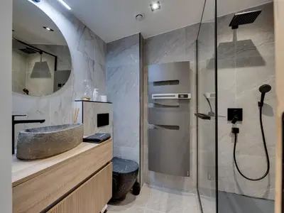 Salle de bains dans l'établissement Chalet rénové pour 10 pers. avec sauna à Tignes, Chartreux - FR-1-641-121