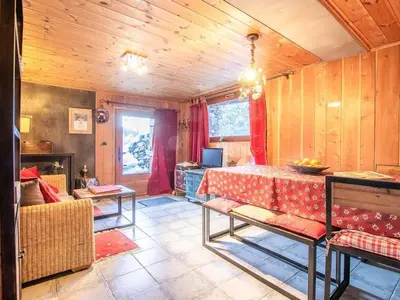 Coin salon dans l'établissement Appartement atypique proche télécabine - 5 pers, 2 chambres, Wifi - FR-1-508-311