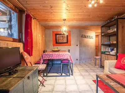 Coin salon dans l'établissement Appartement atypique proche télécabine - 5 pers, 2 chambres, Wifi - FR-1-508-311