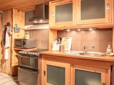 Cuisine ou kitchenette dans l'établissement Appartement atypique proche télécabine - 5 pers, 2 chambres, Wifi - FR-1-508-311