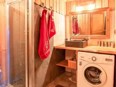Salle de bains dans l'établissement Appartement atypique proche télécabine - 5 pers, 2 chambres, Wifi - FR-1-508-311
