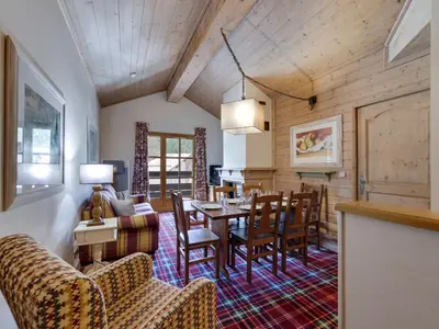 Coin salon dans l'établissement Arc 1950 - Apt 2 Chambres, Skis aux Pieds, 4 Adultes + 2 Enfants - FR-1-686-59