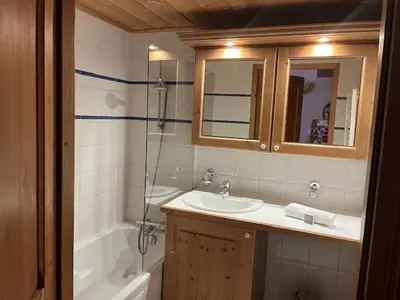 Salle de bains dans l'établissement Les Alpages de Champagny - Appartement chaleureux avec vue