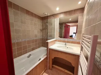 Salle de bains dans l'établissement Val Cenis Lanslebourg - Location pour 4 personnes - FR-1-508-310