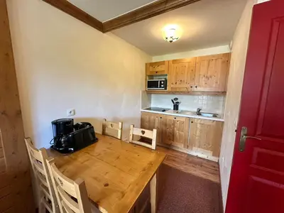 Cuisine ou kitchenette dans l'établissement Val Cenis Lanslebourg - Location pour 4 personnes - FR-1-508-310