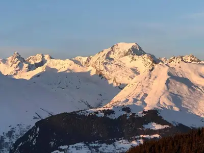 Vue générale sur la montagne ou vue sur la montagne depuis l'appartement