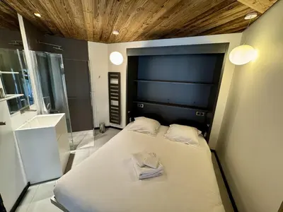Un ou plusieurs lits dans un hébergement de l'établissement Bright 3 Bed Apartment - Arc 1950 - Auberge Jerome