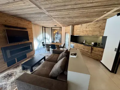 Télévision ou salle de divertissement dans l'établissement Bright 3 Bed Apartment - Arc 1950 - Auberge Jerome