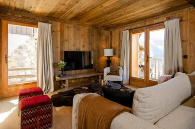 Télévision ou salle de divertissement dans l'établissement Chalet Sapins - Full Chalet - Luxury Experience - Elegance & Confort - Private Pool