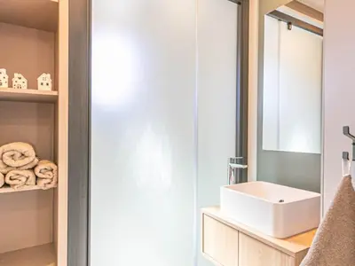Salle de bains dans l'établissement Chalet confortable 6 personnes en nature - FR-1-840-53