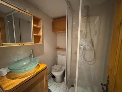 Salle de bains dans l'établissement Studio cabine balcon vue montagne pieds des pistes