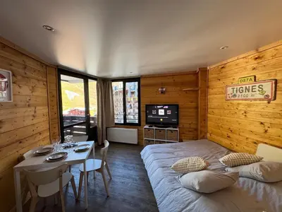 Télévision ou salle de divertissement dans l'établissement Studio cabine balcon vue montagne pieds des pistes