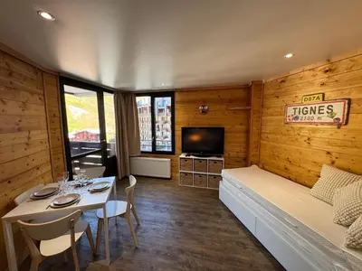 Télévision ou salle de divertissement dans l'établissement Studio cabine balcon vue montagne pieds des pistes