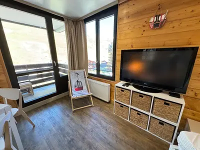 Télévision ou salle de divertissement dans l'établissement Studio cabine balcon vue montagne pieds des pistes