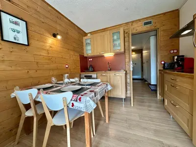 Cuisine ou kitchenette dans l'établissement Douceur Alpine - Ménage inclus - Arc 2000 - Ski IN OUT - Conciergerie du Varet