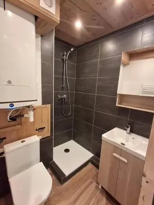 Salle de bains dans l'établissement Magnifique studio neuf 4 pers - Val Claret