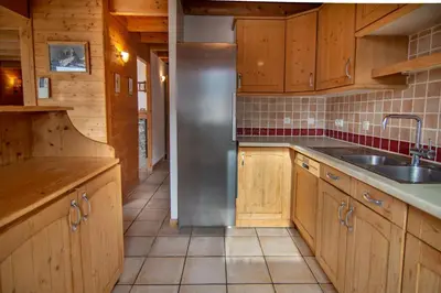 Cuisine ou kitchenette dans l'établissement Chalet Les Mélèzes Sud