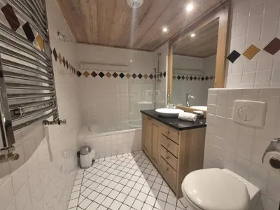 Salle de bains dans l'établissement Superbe appartement 8pers - St Foy Station
