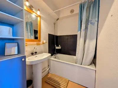 Salle de bains dans l'établissement Studio 4 pers, Arc 2000, proche pistes - FR-1-411-991