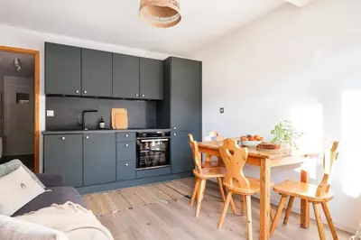 Cuisine ou kitchenette dans l'établissement Direct access to gondola, downtown, South-facing