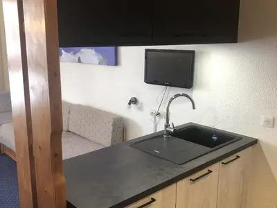 Cuisine ou kitchenette dans l'établissement Appartement 5 pers, ski aux pieds, balcon, TV - FR-1-346-585