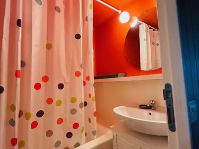 Salle de bains dans l'établissement Studio cabine au pied des pistes avec balcon - FR-1-346-593