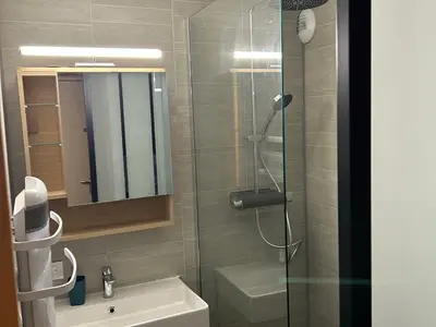 Salle de bains dans l'établissement Appartement confortable 2 pièces pour 4 pers, proche station - FR-1-181-2866