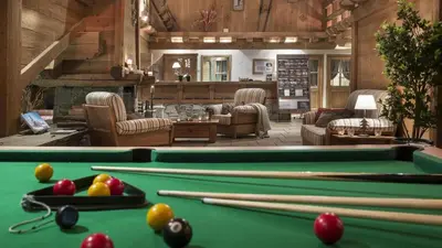 Billard dans l'établissement Rossa - ski, vue Montagne, Spa & Terrasse