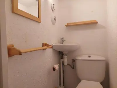 Salle de bains dans l'établissement Duplex calme et lumineux avec balcon exposé sud-est - FR-1-346-594