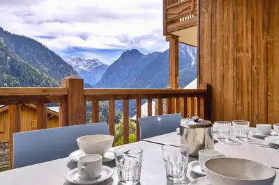 Vue générale sur la montagne ou vue sur la montagne depuis la maison de vacances