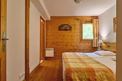 Un ou plusieurs lits dans un hébergement de l'établissement Quillis vue Montagne, Spa & Terrasse