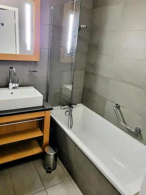 Salle de bains dans l'établissement Résidence Monarques Edenarc - Trois pièces 4/6 personnes dans résidence de stand MAE-3103